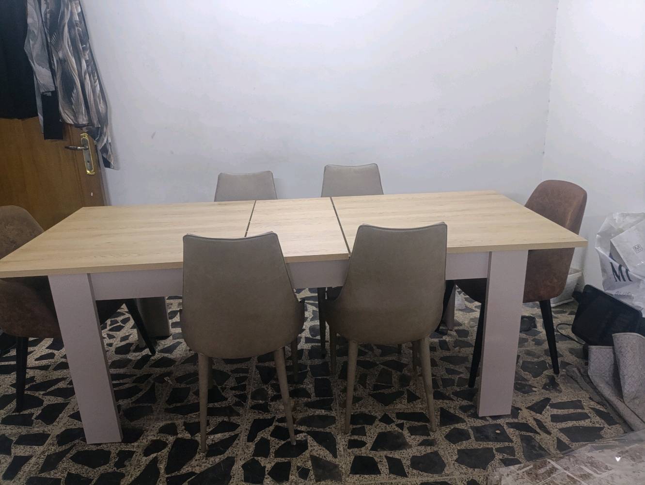 ميز طعام 6 كراسي من ايدول ضد الخدش نظيف جدا الكراسي لونين مثل اللي بالصورة اخذته 850ورايدته ب 500 وبيه مجال بسيط انقلت لبيت اصغر وما عندي مكان نقل ما عندي ومكاني الغزالية