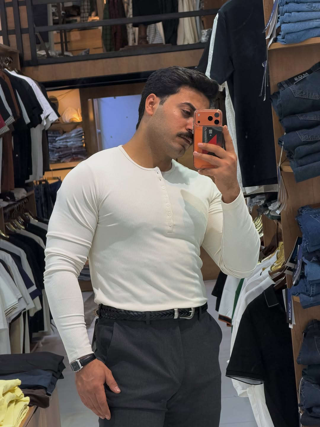 ⁨	⁨	هينلي شيرت ✨ 
السعر 20 الف

القياسات من m إلى 2XL⁩⁩
