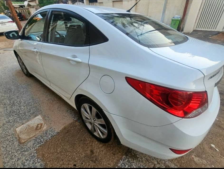 للبيع هونداي اكسنت موديل 2015 رقم انكليزي كربلاء هزه جديده فول محرك 1600مرغوب  ماشيه 140 الف سيارة مكفوله من الضربة والصبغ والتبديل السعر 95وبيها مجال بسيط مكاني النجف للاستفسار اتصال ***********
