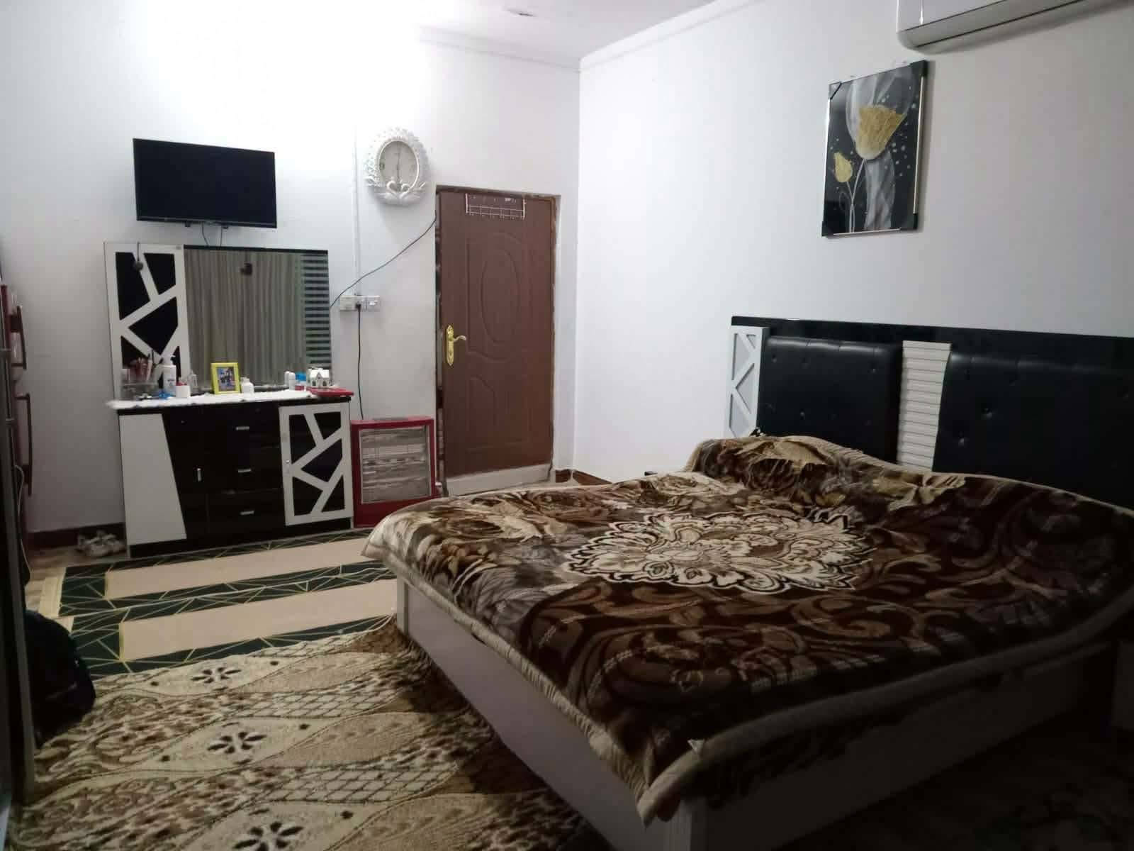السلام عليكم
بيت للبيع بداية شارع سالم قريب ع فلكت 60
مساحته. 200م  طابقين 🏠
الطابق الأول عكاده
أستقبال ظيوف
صاله
مطبخ
غرفه نوم واحده
حمامات داخليه وخارجيه مع طارمه
مخزن خلف البيت
الطابق الثاني
غرفتين نوم
صاله
وحمامات بعده مكامله
الأستفسار الاتصال أو مراجعت مكتب المطور العقاري الكائن في حي الجزائر شارع المطاعم أو الاتصال على الأرقام
***********
***********
***********
المطور العقاري امانك في العقار 🌃
