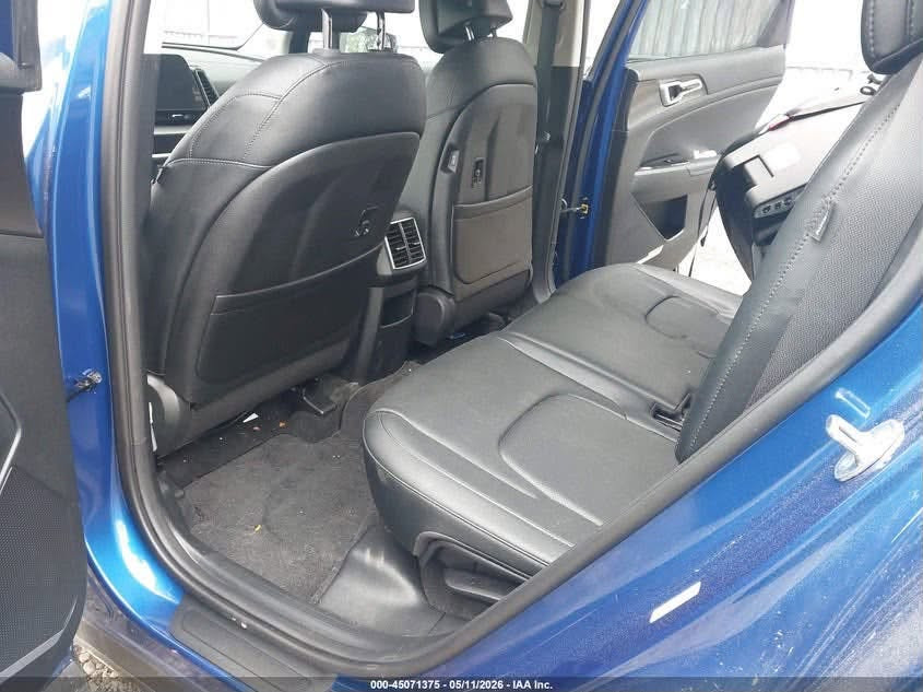 للبيع: كيا سبورتاج EX موديل 2025
المواصفات والتفاصيل:
 النوع: كيا سبورتاج (Kia Sportage)
 الفئة: EX
 الموديل: 2025
 اللون: نيلي / أزرق مميز
 المسافة المقطوعة: 9,634 ميل فقط (السيارة بحالة شبه جديدة)
 المحرك: 2.5L GDI - المحرك والجير بحالة ممتازة
 الإيرباك: بدون إيرباك
 الداخلية: جلد أسود نظيفة جداً بحالة الشركة، مع الشاشة والأنظمة الحديثة
حالة السيارة والضربة:
 الضرب بالجهة الخلفية (الجاملغ والجام الخلفي والبقلاوة).
 المقدمة، المحرك، والجانب الأيمن سليمين تماماً بدون أي ضرر.
السعر ورقم التواصل:
 السعر: 16,750 $ (167 ورقة)
 رقم الهاتف: ***********
