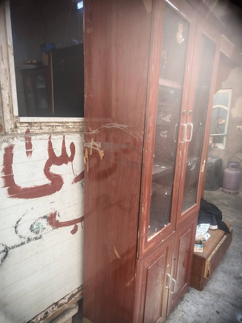 هذه المعرض اوالمكتبه او الكنتور للبيع ايصير اي شي انت اتريده
اني استخدمته كنتور او معرض كتب عدنه واحد ثاني مستخدمينه بالمطبخ ايفيد بهواي اشياء او اي شي
اشتريته 200 نهايته 75 الف مستعمل عوزه تنضيف 
املسق بي اهواي اوراق ف باقي الاثر نضفته بصوره سريعه عوزه بعد اشوي 
 للتواصل   ***********
