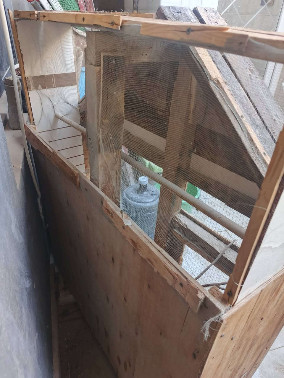 قفص طيور للبيع 
سعر 75 الف 
العرض 100cm
طول 50cm
الارتفاع 125cm
الاستفسار واتساب 
***********

