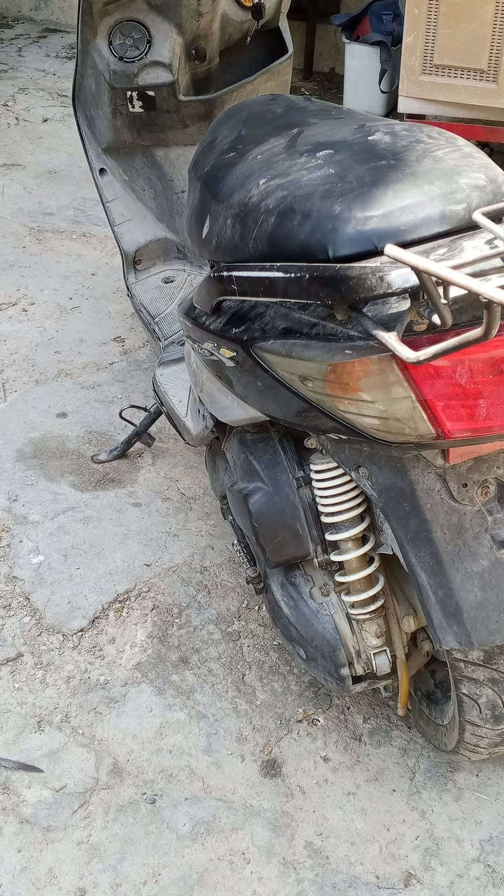 السلام عليكم 
سكنس فحل نوزل دراجة شغاله بس ما تمشي بيه صوت بلكور كهربائيات شغاله سعره 300 وبيه مجال قليل ابيع كوم حديد مكاني مدينة الصدر الشماعية 
لاستفسار ***********

