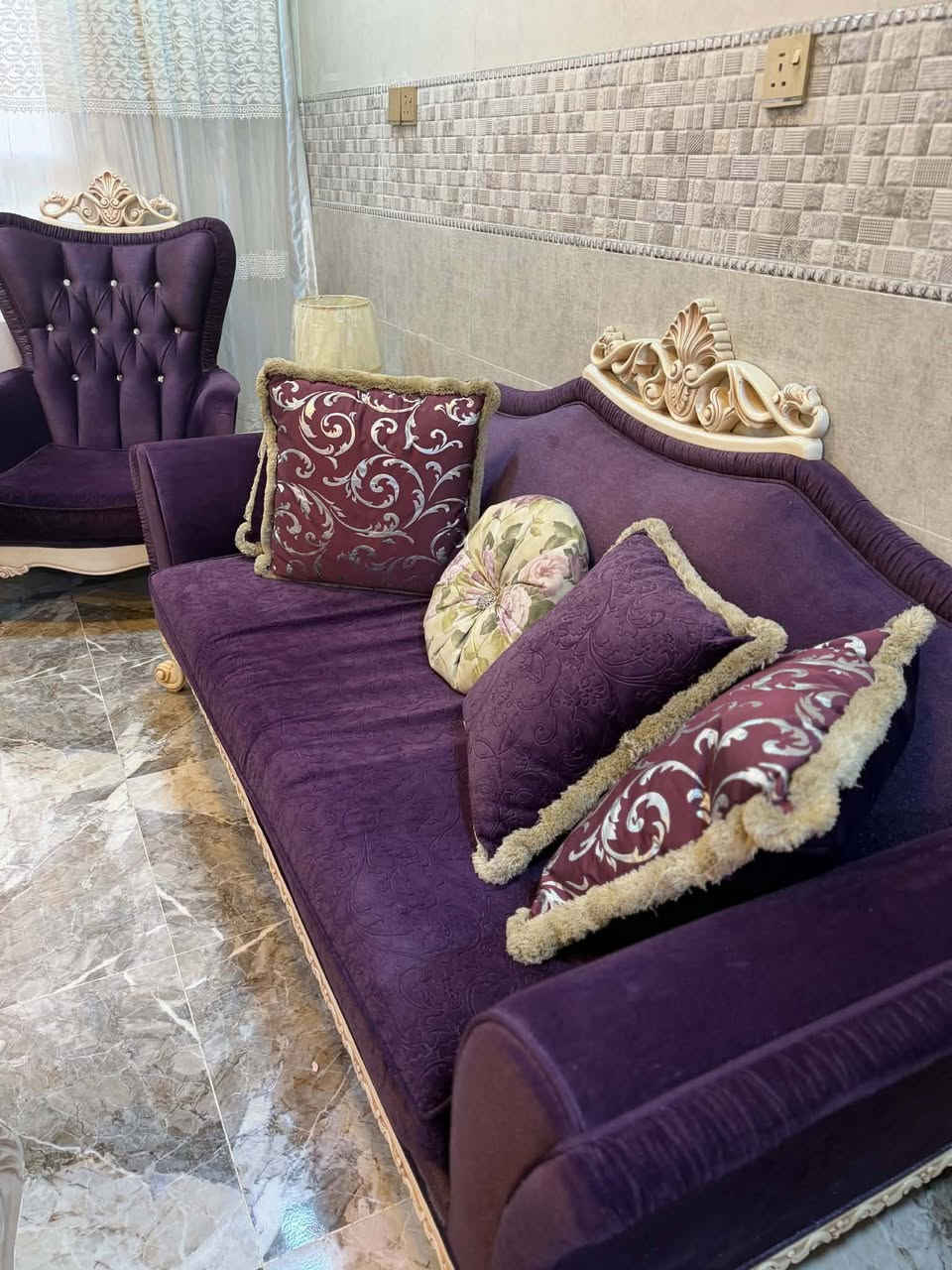 طخم مع 4 طبلات وميز وسطي ب400الف الاتصال ع رقم ***********
