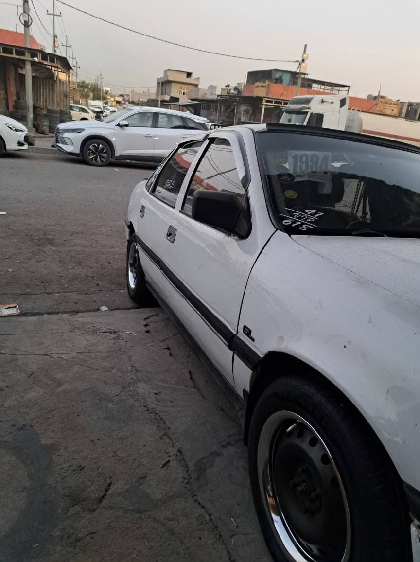 بە ناوی خوای گەورە ڤیکترا مۆدێل 1991 مەکینە 18 گێڕ تۆماتیک سلایت سەیارەکە حام نیە حیزامە سەیارەکە لێدانی بچووکی هەیە گەورە نیە سەنەوی هەتا 2020 وەکالە بەناوە خۆمە و 300$دۆلار غەڕامەی لەسەرە پاش مەعامەلە دەدرێتەوە داخلی و شتی زۆر جوانە سەیارەکە بێ تەقە و ڕەقەیە 4 تایە و ویلی نوێی لەبنە   شوێن هەولێر ژ.م*********** أربيل, العراق
