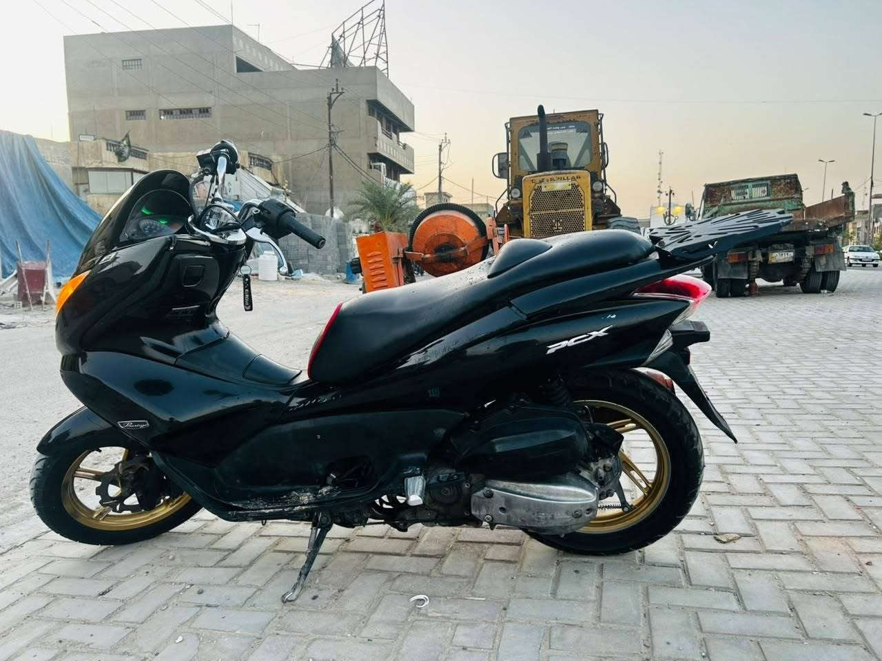 ​للبيع:PCX موديل 2013
المحرك: 150cc (محرك بلاد، نشاط وقوة بالمشي)

​الموديل: 2013

دهن ومي راديتر LIQUI MOLY . ويل ذهبي بلادي 

 محرك بشرط، تشغيل سريع، الدراجة جاهزة للعمل والسياقة وما تحتاج مصاريف.

​الكهربائيات: منظومة كهرباء كاملة شغالة (لايتات، إشارات، هورن).

السعر 950 وبيها مجال بسيط للأستفسار ***********

مكان حي الجهاد الديوان
