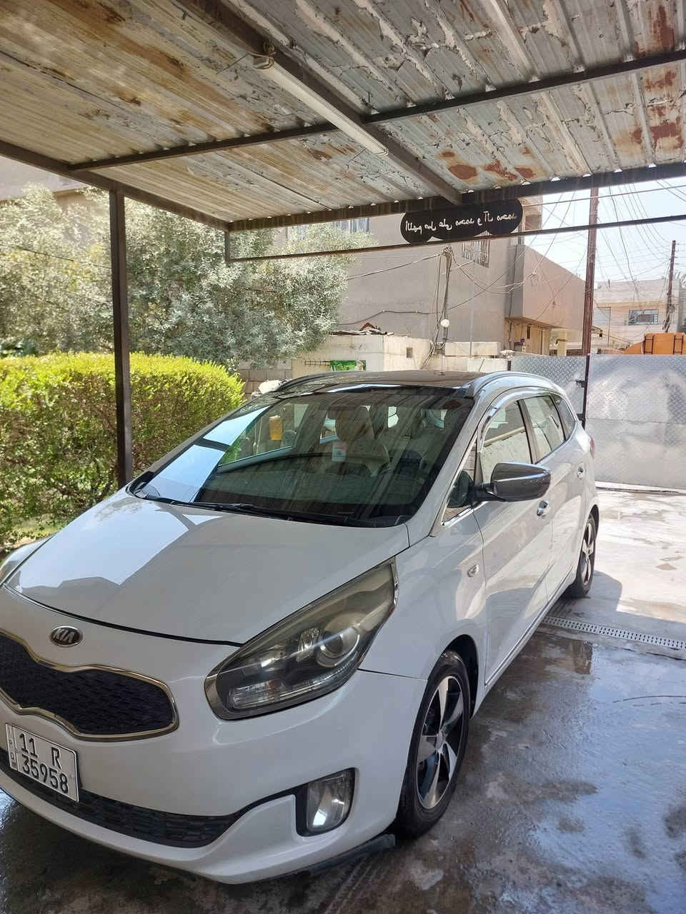 كارينز موديل ١٤ خليجي بانروما باسمي سيارة جديدة بمعنى الكلمة ماشية ١٢٧ بيها صبغ بالدعامية الامامية وبيها بارد بالباب الخلفي عكس السايق محرك وتبريد وتدفئة مكفولات سيارة لارايحة لفيتر ولا لكهربائي نقص دبلات الأمامي فقط رايدها ١٣٥ ورقة مكاني بغداد جسر ديالى القديم ***********
