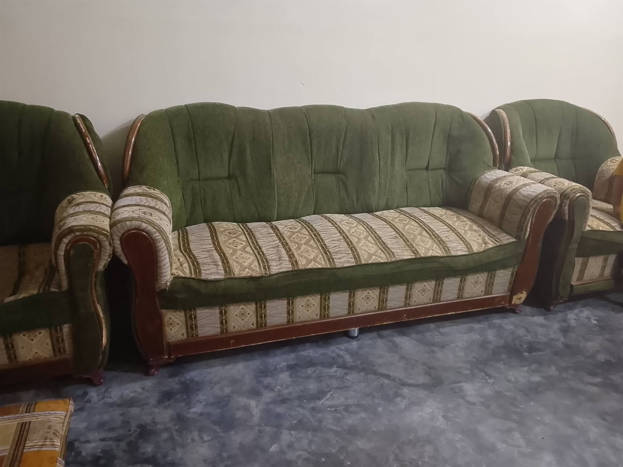 ثلاجه صغيره • مكينه خياطه • بلازما ٣٢