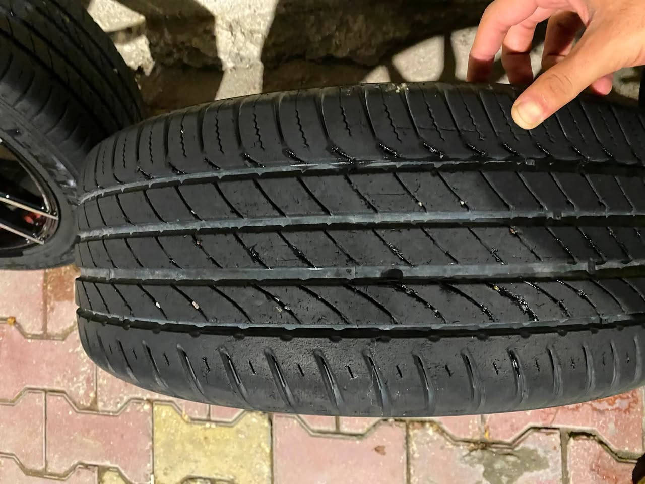 سلام عليكم 
ويل رياضي للبيع حجم 17
وكاله G.MAX
بي تخم تاير نص عمر 
مكان بصره ساحة سعد 
سعر 350 الف وبيهن مجال قليل حك الجيه 
***********

