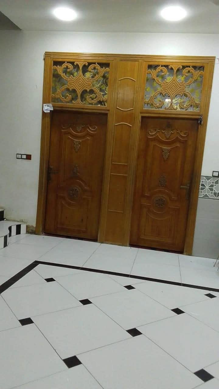 بيت للبيع طابقين كونكريت مسلح شيش ابوخمسه وطابوك جمهوري وبناء درجه اولى الطابق الاول براني 8*4 والمطبخ 5*5 والصاله 5*9 وغرفتين 4*4 والطابق الثاني غرفه فوق البراني 8*4 والثانيه 5*5 مع صاله وسويت كامل صحيات وسطح مطلوب اسكان 53 مليون 
(وبليد) اتصل على رقم 
***********  او واتساب 
العنوان / شارع سالم
