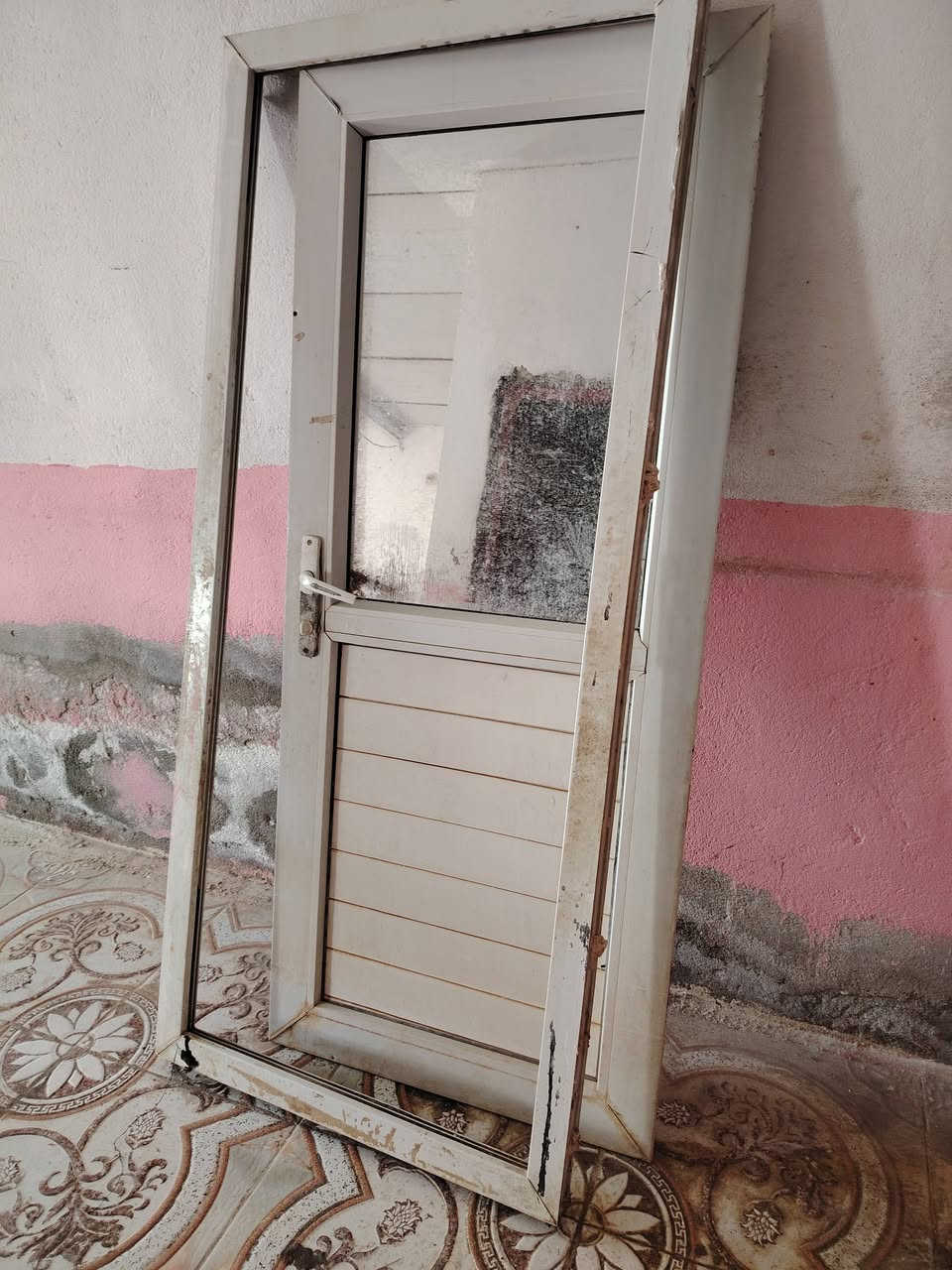 باب للبيع قيم وتعال أخذه مكانه ابو رمانه قرب السوق ***********
