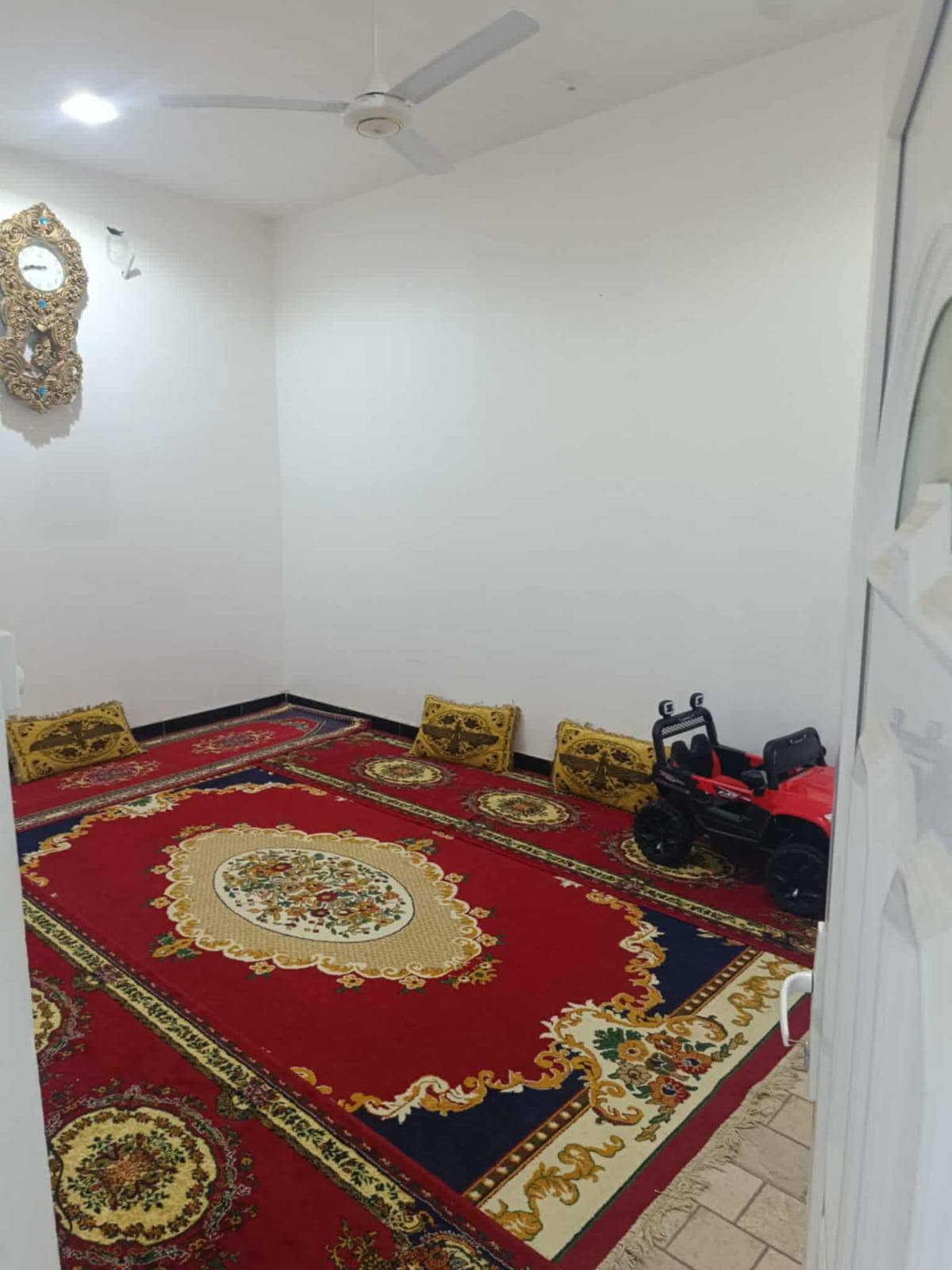 دار البيع  بحي الصادق ركن طابقين
مساحه البيت 175
الطابق الأول غرفتين وصاله واستقبال   ومطبخ حار وبارد وصحيات وكراج سياره 
الطابق ثاني 
اربع غرف وصاله مطبخ حار وبارد وصحيات 
الفوك مشتمل ودرج دخلي وخارجي ستفسار السعر بل رقم ***********
