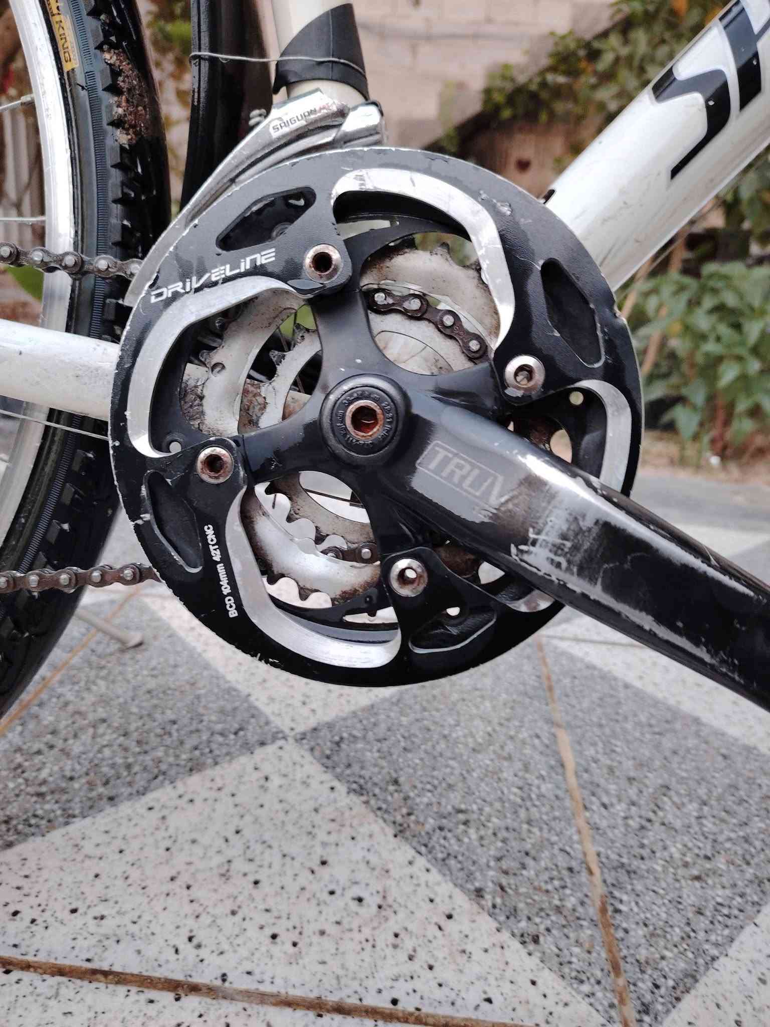 السلام عليكم
بايسكل للبيع

النوع: *SPECIALIZED Hardrock* اصلي امريكي
الحجم: 26 جبلي
المواصفات:
- شاصي المنيوم خفيف ونظيف لون ابيض
- دبلات امامية RST شغالات
- كير شيمانو 21 سرعة ( 3 امام 7 خلف ) 
- بريك V امامي خلفي
- تايرات جديدة دبل عريض مال جبلي
- كرسي طبي مريح + طينيات + ستاند

الحالة: نظيف كلش وشغال مابي اي نقص، بس اغسله وتطلع بيه

السعر: [200وبي مجال ] وبيه مجال بسيط

للتواصل: [رقمك]

--***********-
