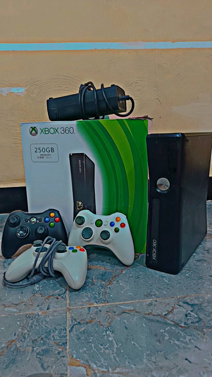 ‏للبيع جهاز أكس بوكس 360 (Xbox 360 E) أخو الجديد  
‏​النظافة والاستعمال: الجهاز جديد نجد، صايرله ٣ أيام بس من مشتريه ومشغول شغله خفيفة، يعني أخو الجديد ونظيف جداً.  
‏​المساحة: هارد 250 جيجا، يكفيك ويشيل كومة ألعاب بدون ما تشيل هم المساحة.  
‏​الملحقات والكارتونة:
‏​كارتونته الأصلية كاملة وموجودة.  
‏​المحولة الأصلية وكل أغراضه.  
‏​ويا 3 جويستكات ( بي تقريبن ٢٠ لعبة مع بطاريات اليدات 120 الف