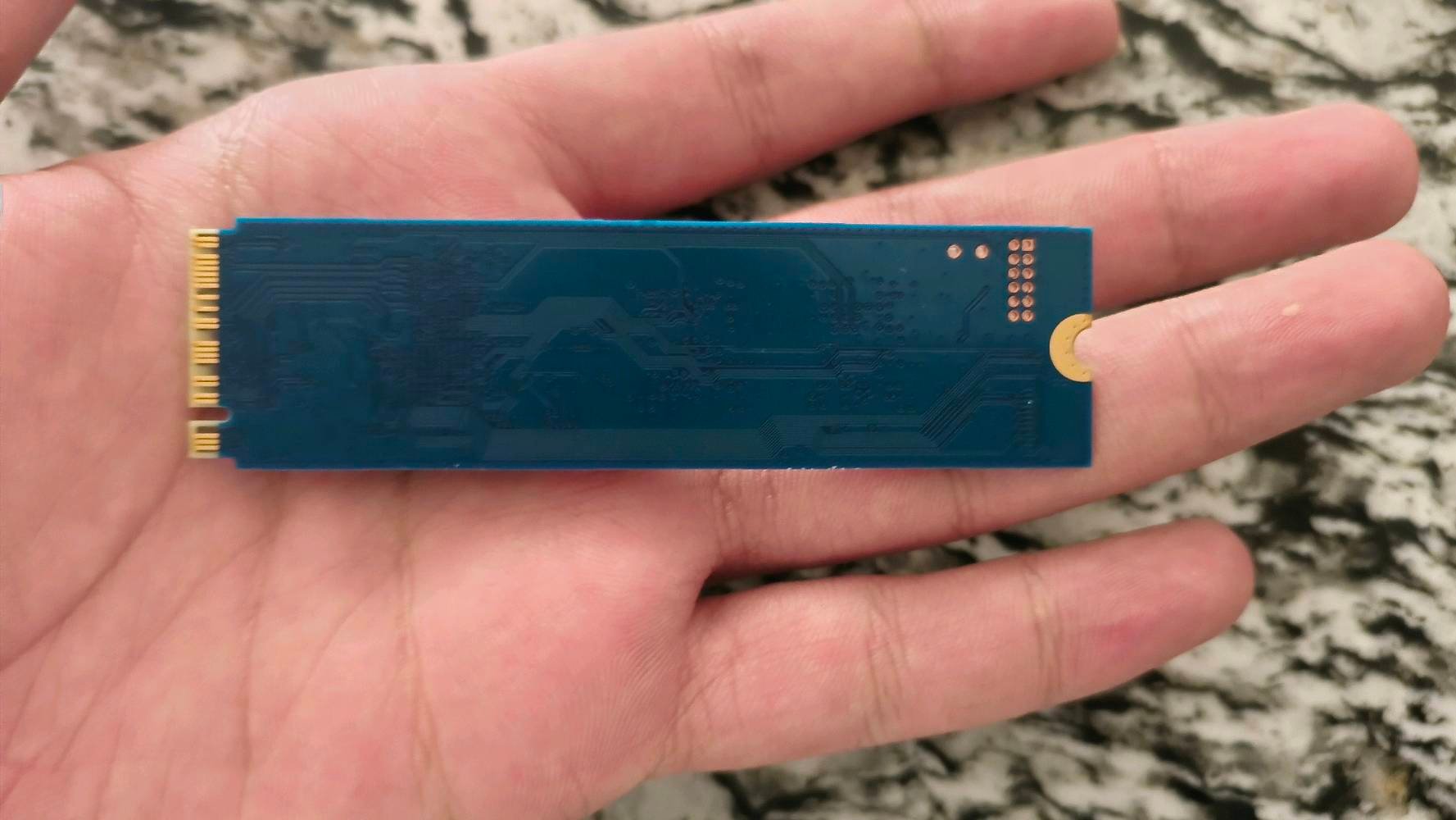 SSD KINGSTON 1TB

هارد انتاج الشركة العالمية كينجستون .
Brand: Kingston
Model: NV3
Part Number: SNV3S/1000G
Capacity: 1TB
Form factor: M.2 2280
Interface: PCIe 4.0 NVMe
Read: حتى 6000 MB/s
Write: حتى 4000 MB/s
الهارد شبه جديد استخدام جدا قليل يرهم لابتوب و بي سي

رقمي للتواصل : *********** 


ممكن تذكر شكد مستخدم الـ SSD وهل عليه أي مشاكل أو عطب؟: 
تقريبا شهرين ومابيه اي مشاكل
القطعة أصلية لو مستعملة، وهل وياها العلبة أو الفاتورة/الضمان؟: 
اصلية مستعملة نظيف
وين موقعك بالعراق حتى تنذكر بالتفاصيل وإمكانية التسليم؟: 
بغداد
هل تقبل فحص قبل الشراء؟: 
نعم 