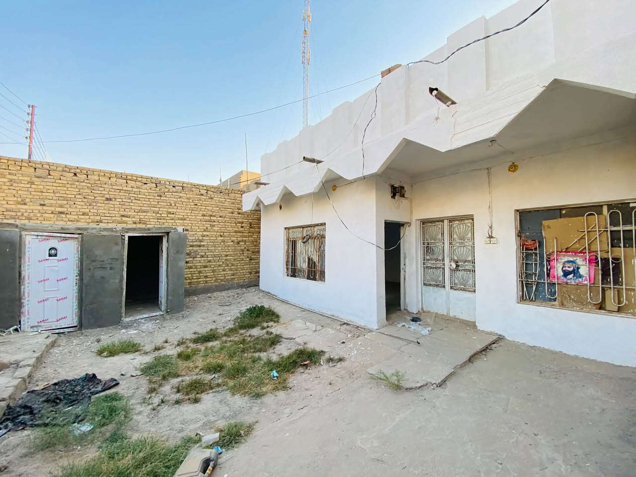 السلام عليكم بيت للبيع200م طابو صرف 
حي العسكري خلف حي الشهداء غرفتين صالة مطبخ استقبال بناء طابوق السعر 65 الاستفسار ***********
