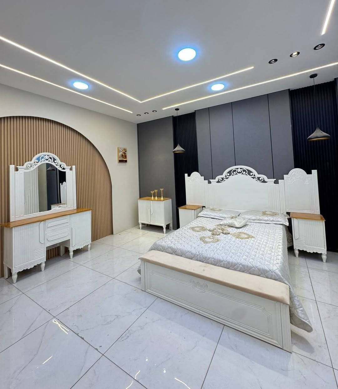 حصرياً موديل قصر الأميرات ⚜️

السعر مليون و50 الف دينار فقط 😍

غرفه نجاره قتصاديه 🛌

متكونه من 9 قطع مميزه 

الكنتور ارتفاع 240 طول 320 

مع الزاويه مجموع الطول 4 امتار 

السمك الخارجي للغرفه 5 ملم انديف

والسمك الداخلي 3 ملم معاكس ابيض

