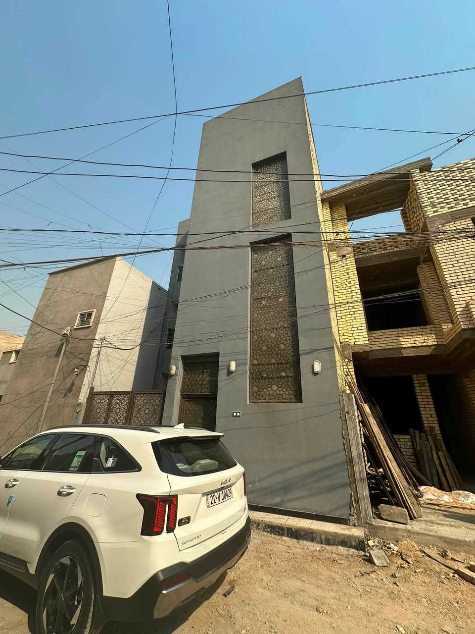 للبيع زعفرانيه شارع المعهد قرب حلويات لبنان فرع ازياء علي ياس 🏠
البيت يحتوي ع ٣ طوابق 
الطابق الاول مطبخ و استقبال و صاله و غرفتان و حمام و منور عدد ٢
الطابق الثاني مطبخ و صاله واستقبال وحمام و غرفتان و بلكونه كبيره 
الطابق الثالث مطبخ و صاله و استقبال وحمام و غرفتان و بلكونه كبيره و سطح كبيره 
المساحه ١٤٣📏
نزال ١٩
الواجهة ٧ ونص 
طابو صرف 
بناء ٢٠٢٤ حديث 

بناء نظيف 100%

————————-
مطابخ كلهة بورسلين البوب باب صاج و اطار 
طابق الثاني و ثالث و بيتونه سيراميك 

6 غرف 
3 مطابخ 
3 استقبال 3صاله
4 حمامات 
2 منور طرمه جبيره +2بلكونات +بيتونه كبيره جداا 
درج خارجي ماكو داخلي 

  البيت بناء حديث ٢٠٢٥ من داخل الطابق الثاني و ثالث و بيتونه سيراميك و طابق الاول كاشي البوب احسن نوعيه و بالنسبه الشارع بس يكمل البيت الي بصفه يصير  مقرنص 

 
الرقم الرقم ***********📌
الاتصال فقط شرايه

