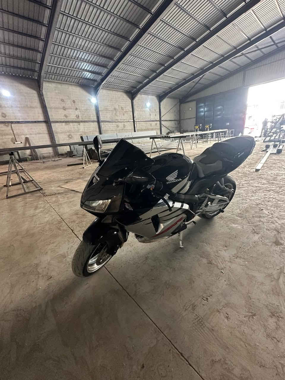 السلام عليكم 
RR 600 للبيع
بحالة الوكالة دراجه تجي وشوف بعينك دراجه نظيفه وأحلى من الصور 
مكاني بغداد المحمودية ناحية الرشيد 
رقم ***********
متوفر واتساب ورصيد
