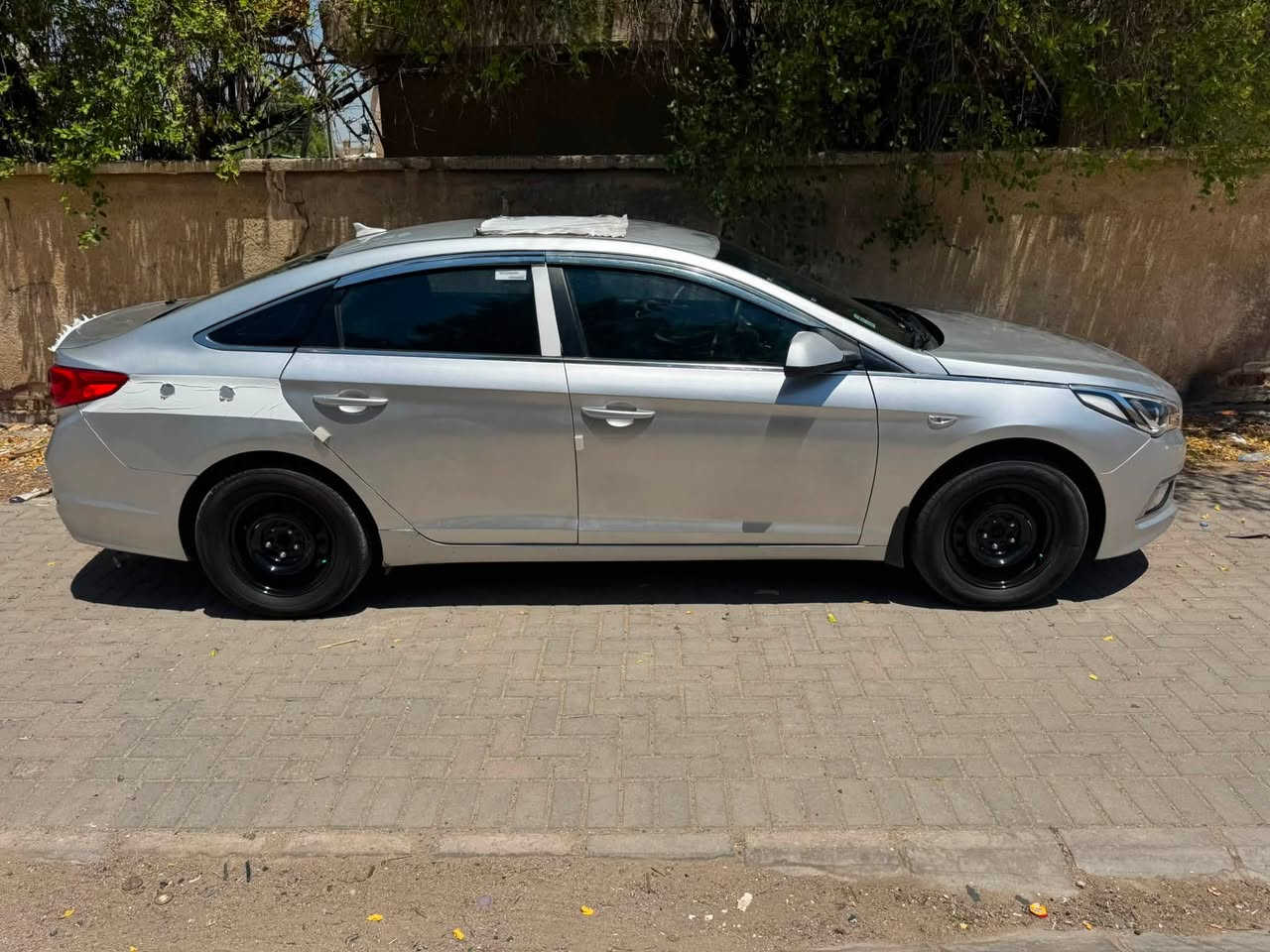 سلام عليكم سوناتا ١٨ بانزين بانزين اصل وبيها منضومه غاز عراقيه سياره تشتغل بانزين وغاز جديده سياره طك كارتون كير مكينه حداديه تبريد كله جديد متومه طبق لأصل اربيل مكان سياره بصره***********
