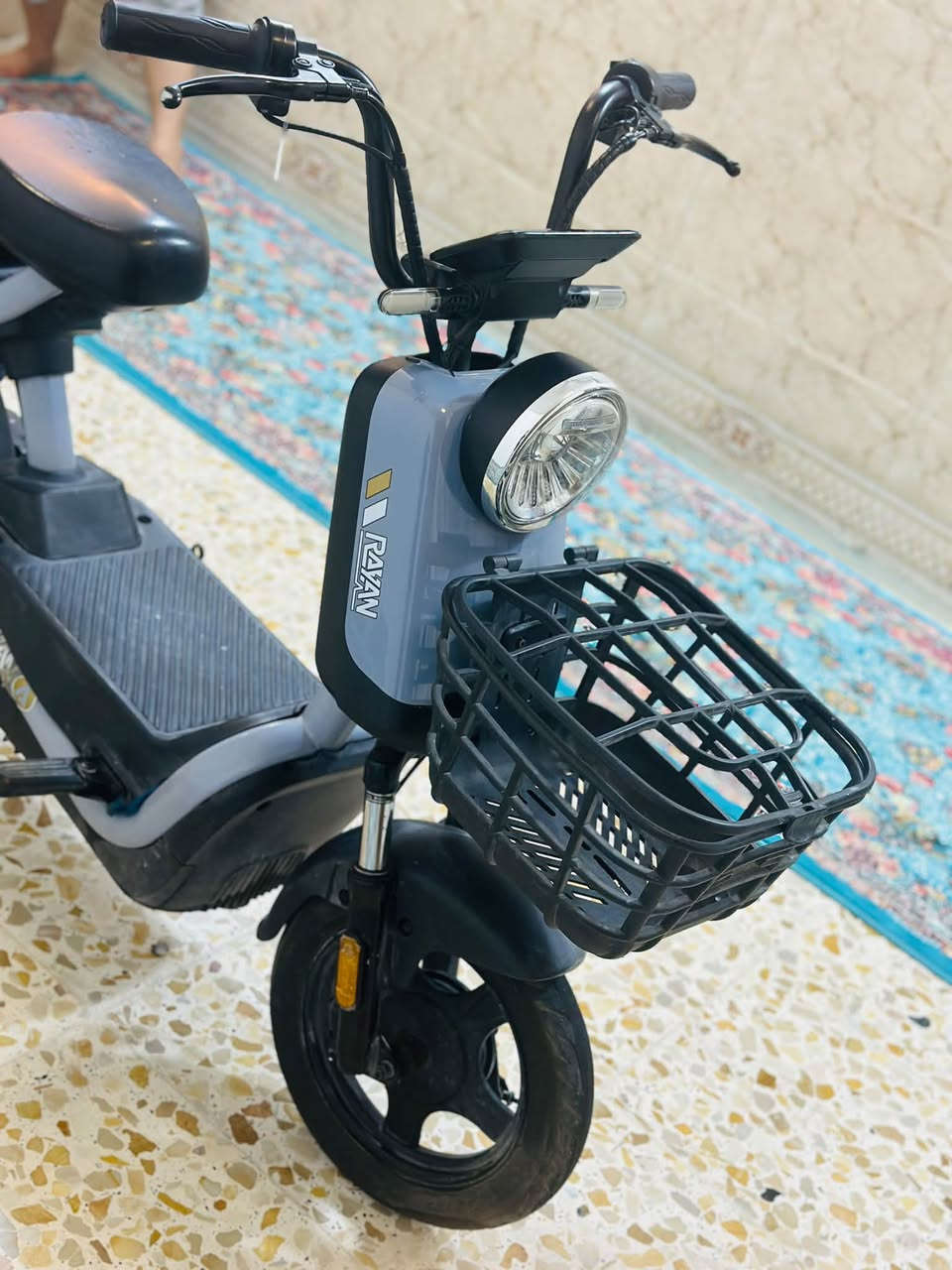 للبيع: دراجة كهربائية (سكوتر) بحالة ممتازة جداً ونظيفة كالجديدة! ⚡🛵
إذا كنت تبحث عن وسيلة تنقل عملية، مريحة، واقتصادية داخل الحومة أو المشاوير اليومية السريعة، هذه الدراجة هي الخيار المثالي لك.
 الحالة: نظيفة جداً وخالية من أي عيوب، جاهزة للاستخدام الفوري.
 المميزات:
 شاشة رقمية واضحة لعرض السرعة ومستوى البطارية.
 إضاءة أمامية قوية لسلامة القيادة الليلية.
 سلة أمامية عملية لوضع الأغراض والحاجيات.
 مقعد مريح مع مسند خلفي لتوفير راحة إضافية للراكب.
 تصميم عصري بلون رمادي جذاب مع نظام دفع كهربائي سلس واقتصادي.
المواصفات التقنية:
 نوع الدراجة: دراجة كهربائية (Electric Bike / Rayan)
 النظام الكهربائي: 4 بطاريات (48 فولت) لضمان أداء قوي ومدى مناسب للمشاوير.
 السرعة والشاشة: شاشة رقمية ديجيتال متقدمة (i-Bike) تعرض السرعة بوضوح.
 الفرامل والتعليق: نظام تعليق أمامي وخلفي لامتصاص الصدمات وتوفير قيادة مريحة على الطرقات.
(العنوان بغداد ) رقم ‭***********‬) 
السعر 250
