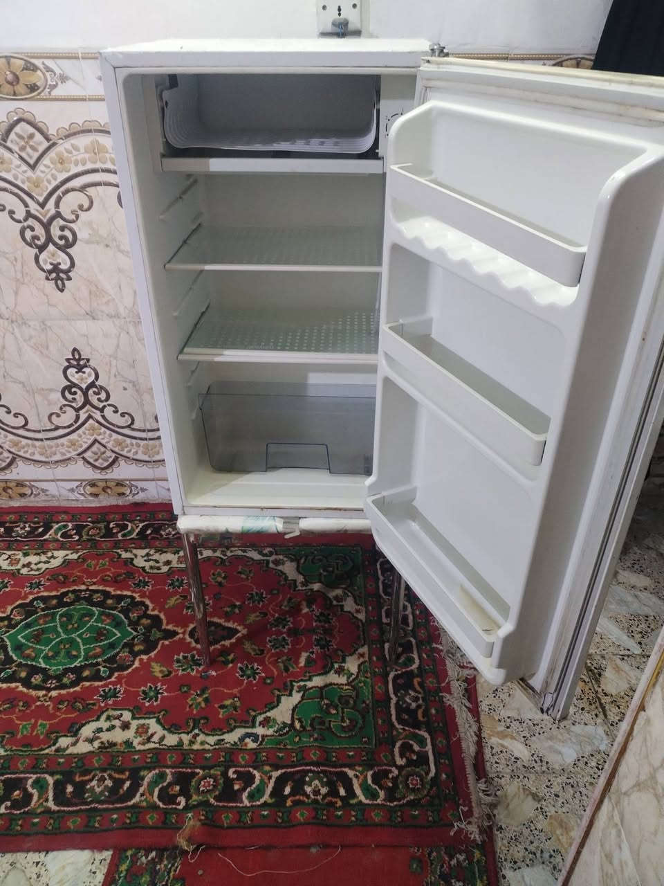 ثلاجه شغاله وشرط التجميد ع فحص 75وبيها مجال نضيفه مكان نجف ***********
