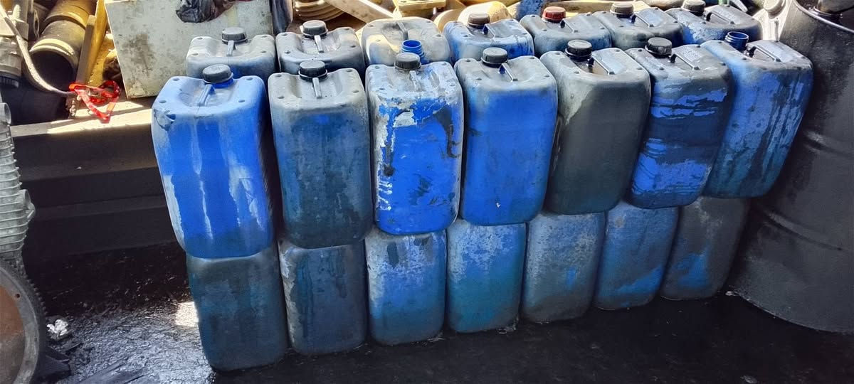 اخوان اكو جلكانات نفط للبيع حجم 20 لتر العدد 100 سعر الواحد 3لاف ومفرد هم موجود العنوان حي الجهاد داخل مولده علي لاامارتي ضمن محله 895 لاستفسار *********** بي وات ساب @
