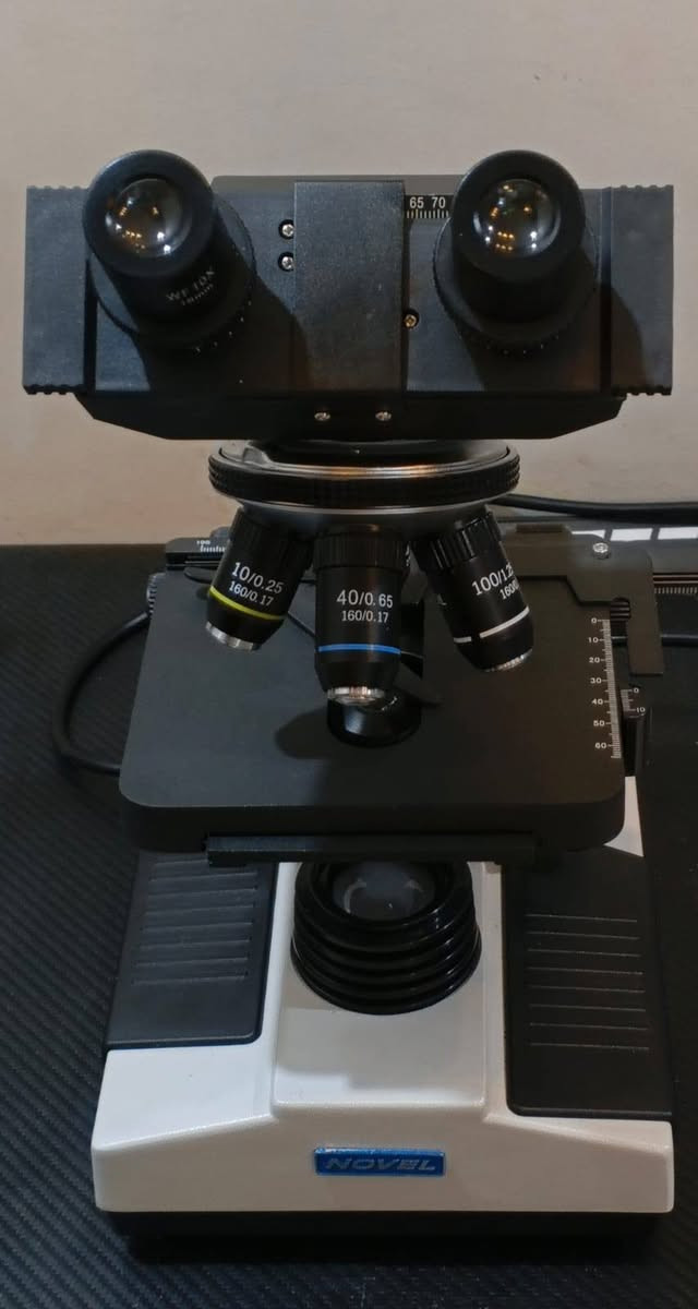 للبيع مجهر مع ستاند تصوير يتركب بالمجهر  مع هديه سلايدات فقط بسعر ٢٢٥ وبي مجال بسيط
 وبايبيت ب٢٥ وتب بايبيت ١٠٠٠ قطعة
ورايت ستين  ٥ الاف ايضا للبيع
المجهر جديد NOVEL بحالة ممتازة، استخدام خفيف ونظيف، مناسب للمختبرات الطبية، طلبة الكليات الطبية، المختبرات التعليمية، والباحثين.
المميزات:
✅ عدستان عينيتان (Binocular) لراحة أكبر أثناء العمل.
✅ عدسات شيئية متعددة التكبير (4x - 10x - 40x - 100x Oil).
✅ تكبير يصل إلى 1000× باستخدام العدسة الزيتية.
✅ إضاءة LED ساطعة مع تحكم بشدة الإضاءة.
✅ منصة ميكانيكية لتحريك الشريحة بدقة في الاتجاهين X و Y.
✅ عجلات تركيز خشن ودقيق للحصول على صورة واضحة.
✅ تصميم قوي وثابت وعمر تشغيلي طويل.
✅ مناسب لفحوصات الدم، البول، الطفيليات، البكتيريا، والأنسجة.
📦 الحالة: ممتازة وجاهزة للعمل مباشرة.
عنواني بغداد حي البساتين للتواصل واتساب***********
