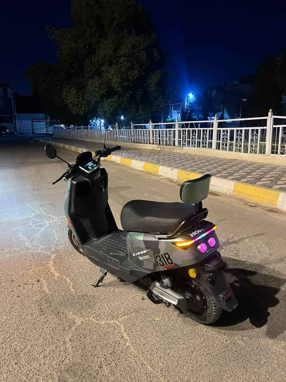 السلام عليكم 
دراجه شحن 318
نضيفه 
6بطاريات ولي32انبير 
تايرات جدد 
كهربائيات كله شغاله 
550مكاني بغداد الامين الثانيه 
***********
