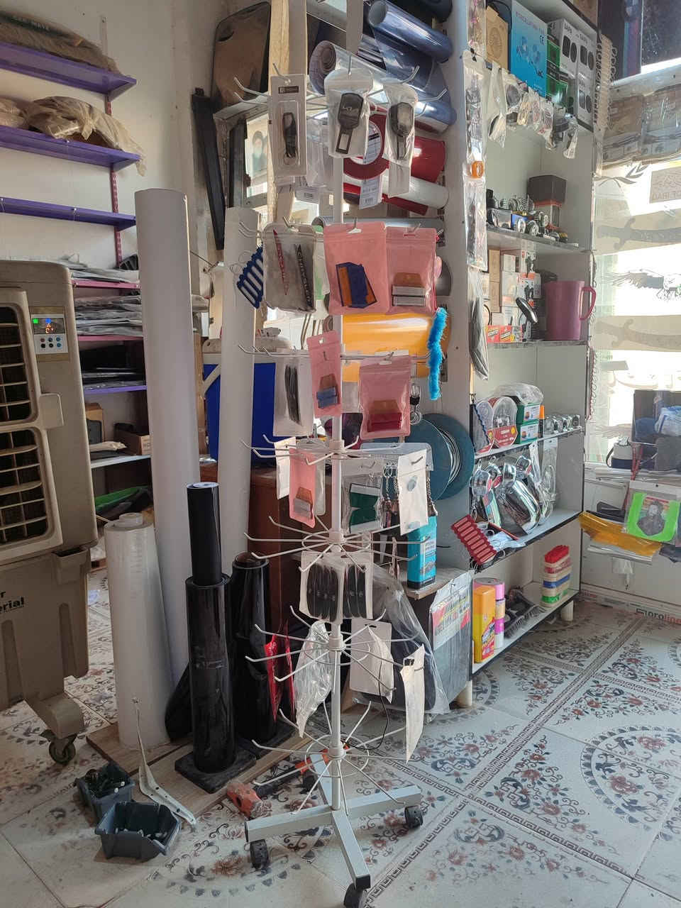سلام عليكم 
متاح مبرده شغاله نظيفه زينه بس مالت دكم مالته عوزه تبديل ب65 
جربايه شوفه العين طاكه من نص غوزه لحيم ب 15
سله عارضه دائريه 7طوابق كلش نظيفة سعره 25
وعندي تخم 
ومكينه خياطه
***********
