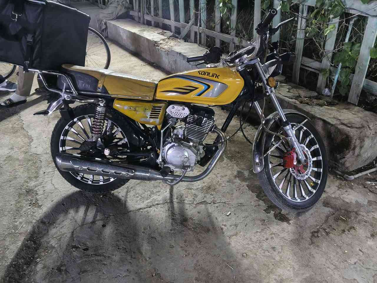 دراجة سونك 200cc خمسة كير 
دراجة نضيفة حيل ماشية 20 الف موديل 24
محرك كير كفالة افحص وشوف اوراق سكنر سعر 750 الف مكاني البياع رقم ***********
ابيع وياهه صندوك
