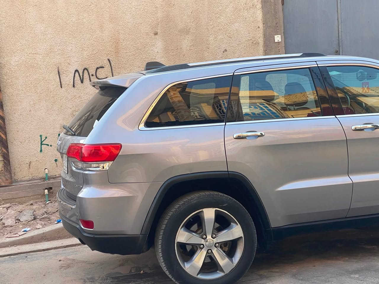 🚙 للبيع  معروفه مواصفاتها Jeep Grand Cherokee 2014 Limited

• الموديل: 2014
• الفئة: Limited
• المحرك: 3.6L V6
• القير: أوتوماتيك 8 سرعات،
• الدفع: خلفي
• الممشى: 196,000 الف كم

🔧 السيارة مسويلها إدامة كاملة
• المكيه والكير بحالة جيدة
• تايرات جديدة
• ميزانيه وبلنص مسويلها
• حدادية نظيفة 
• السيارة نظيفة وجاهزة للاستخدام

✨ التعديلات والتجهيزات:
• فتحه سقف 
• لايتات مبدلة شكل حديث
• شاشة أصلية 8.4 إنچ
• داخلية جلد
• تشغيل بصمه لمس ابواب 
• كاميرا خلفية
• حساسات خلفية
• مثبت سرعة
• تحكم بالمقود
• تحكم كهربائي بالمقاعد

السيارة استخدام شخصي ونظيفة، والممشى 196 ألف كم.

الفحص والمعاينة على حساب المشتري، والجاد يتفضل.

💰 السعر: [155 ورقه ]
📍 الموقع: [البصرة]
📞 للتواصل: [***********]
