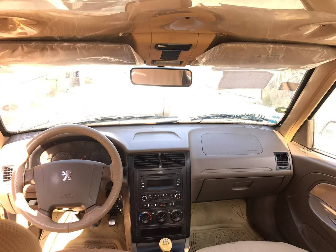سلام عليكم بيجو للبيع موديل ١٧ حادثها صندوق كامل السعر ٣٢$ وهذا رقمي ***********

