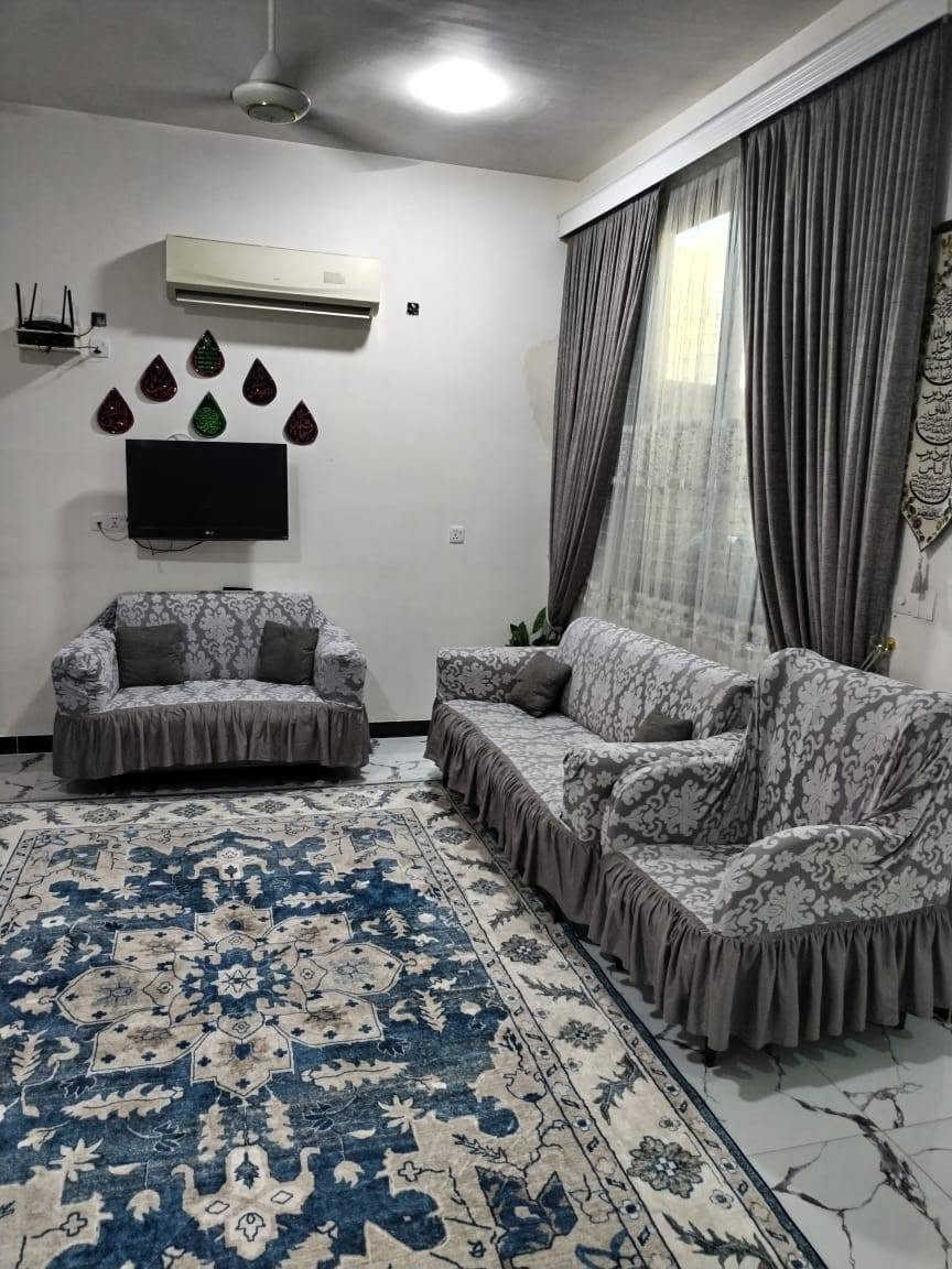 (بسمهِ تعالى)
بيت للبيع في منطقة الخاجيه (عميشه)
المساحه 200م
يتكون من طابق ونصف 
الطابق الاول (غرفتين + هول + مطبخ + استقبال + مجمع صحيات)
والطابق الثاني (هول + مجمع صحيات فقط)
ملاحظه (الدار مطلوب أسكان)
للأستفسار ; ***********
***********
