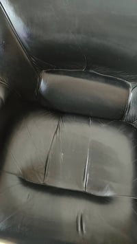 نصف تخم للبيع مستعمل نظيف حالته جيدة جداً نوعه جلد أسود  يتكون من قنفة...