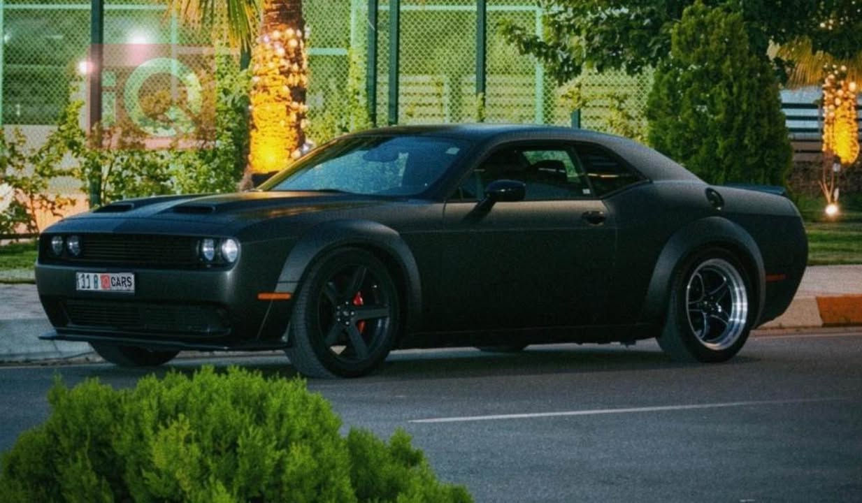السلام عليكم جالنجر 2023 ماشيه
12 الف مايل فقط 
حادثها بنيد تبديل وجاملغ تبديل وجاملغ الثاني
بارد خفيف
السياره تخبل وما ناقصها شي
واني مغلفها ومداريها
عليها برمجه ومفرغه السياره تاكل
الكاع وعليها منظومه اكزوز كامله
وسطيات ودبات وغيرها وعليها
بوابات صوت اصليه لون الداخل
مالتها صحراوي وجلد اسوي
للاستفسار *********** بغداد, العراق
