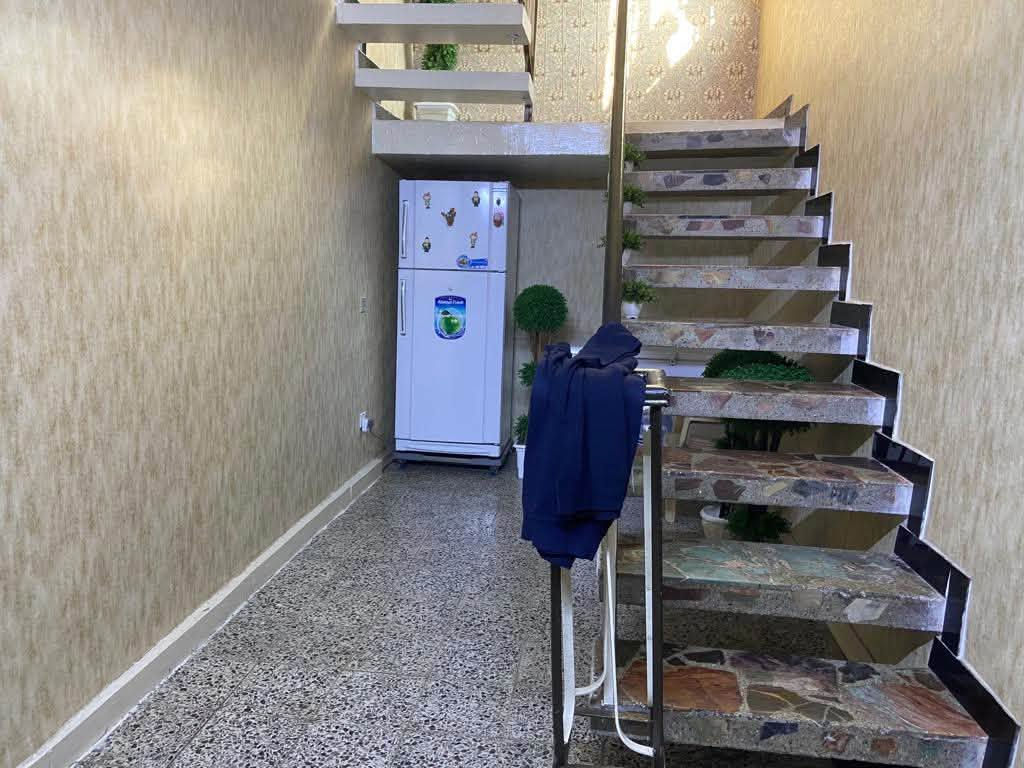 السلام عليكم بيت للبيع مساحته ٢٠٠م بناء قديم يعني بسنة ١٩٩٠ موقعه جيد جدا منطقة المواصلات الرابعه يحتوي على ٤ غرف نوم وصاله ومطبخ وصحيات اي استفسار مكتب وعقار الاندلس )(سيدعلاء***********))ابوفهدالشمري ***********
