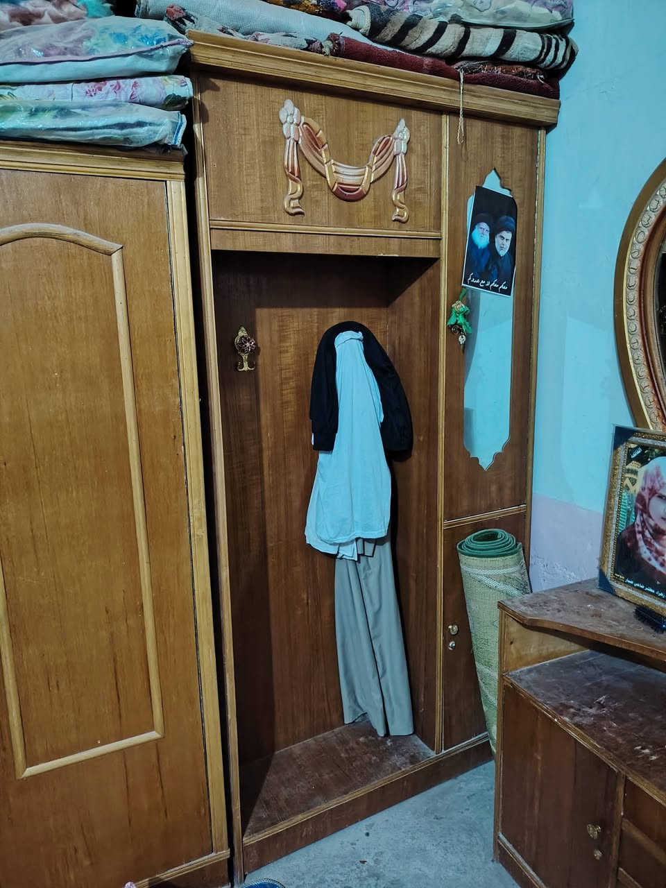 السلام عليكم للبيع غرفت خشاب شوفت عينك مرتبه وسعره ٣٠٠ مكان نجف لشراي يتصل عل خط رقمي ***********
