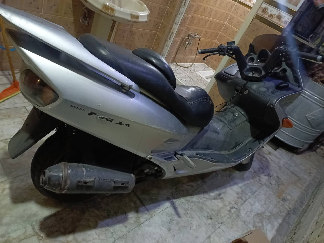 فورزة🏍️ 06 للبيع فقط
✅كمرك و منفيس
رقم مصادر❌
✅تجي كابريتر
✅زوج تاير جديد 
✅كهربائيات شغالة 
✅كفرات نضيفة 
✅محرك 250cc نضيف على الفحص 
✅كفالة عامة من التبخير والنضوح 
✅امبدل دهن محرك جديد 
✅امبدل مي راديتر زيتي وكالة 
✅دسك امامي و دسك خلفي 
↩️والدراجة كدامكم بالصور↪️ 

🏙️مكاني بغداد 🏙️
السعر 1250 مليون و ربع 
الشراي يتصل واتساب او رقم موجود ***********
