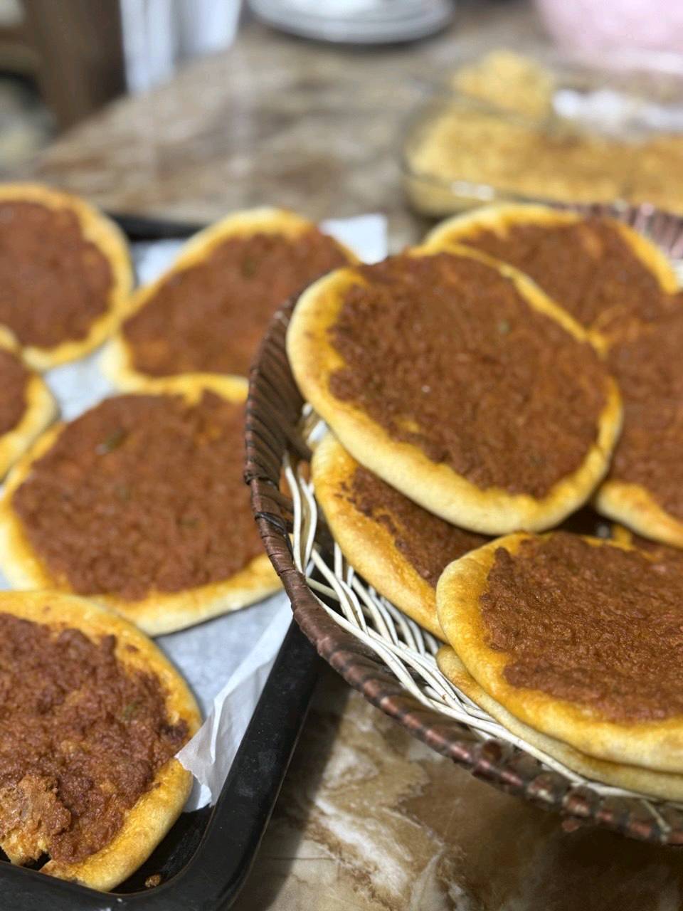 من قلب الناصرية نوصّلك 
أحلى الكيك والمعجنات البيتيه 🎂
للحجز  ***********✨
الحجز مُسبق✨✨✨
متوفر توصيل الناصرية _ المركز 📍