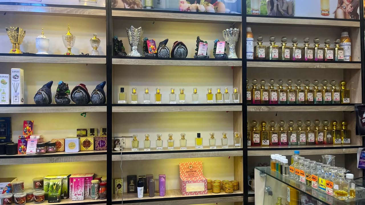السلام عليكم
بيع غراض فقط 
يحتوي على 150 عطر 
مع مسكات جسم و معطرات جسم و مخمريات جسم 
وعطور جاهزة 
ومباخر كهربائية مع بخور واعواد بخور 
و معطرات جو 
المحل بيع غراض فقط فقط 
سبب البيع لعدم التفرغ 
للاستفسار واتساب 
***********
