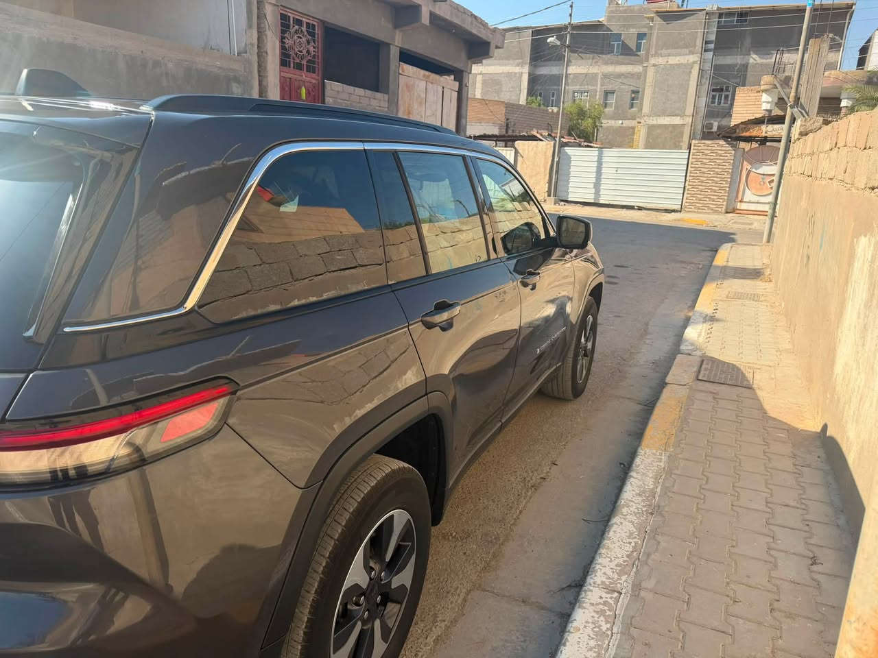 لسلام عليكم 
جيب كراند شيروكي  هايبرد 4xe.  
رقم بغداد بسمي
موديل2024
 وارد امريكي  مواصفات 1/1
حجم المكينة 2000تيربو + هايبرد + شحن 
الضرر جاملغ وباب تبديل بدون دواخل 
لان ضربهه واضحه بصور سطحيه
خمسة راكب 
رادار 360 
 تحديد مسار 
حساسات خلفية امامية 
ا
 خمس انضمة قيادة 
 بانوراما
 دفع رباعي. 
كير موس 
هاند بريك بصمه 
مقود جلد + تدفئة 
شفتات ستيرن 
لايتات لد 
هيترات في الكشن 
 شاشات دجتل 
كراسي خزن ميموري  
سستم صوت ALPINEو دمام خلفي بلادي وبعد بيها هوايه مواصفات
رقم بغداد بسمنه
سعر (235 وبيهه مجال بصيط
***********
