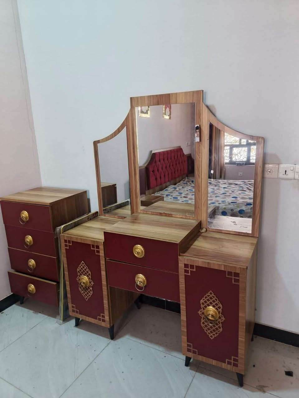 غرفه للبيع تحتوي على 6 قطع السعر ب 350 مكان الحسينيه شارع الحشد التواصل على الرقم ***********
