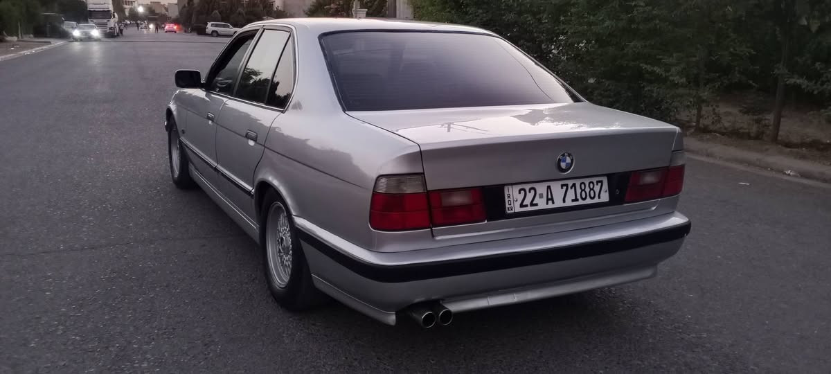 BMW مۆدیل 1990 مەکینە 525 بلادی گێر ئۆتۆماتیک هەموو گیانی کراوەتە 1995 مواسفات فول تەنها سلایت نیە چوار جام کارەبای پێش گەورە و بۆنیت گەورە سوکان و دەژبوول ئێرباگ بەردەگا جلد و فۆڕمیکە کوشن جلد لایت ناو ڕەش زەڕب سەیارەکە بێ لێدرانە پێش و پشتی کەپسە نموونە لە جوانی  تەنها بۆیاغ عام کراوەتەوە لەبەر کاڵ بونەوە سەنەوی و ژینگەی  نوێ یە تا 2030 تحویل و غرامە بەشەرت سعر 56 وەرەقە و مەجالێکی برایانە ۰۷٥۰۳٦٥٤۷٤۷ أربيل, العراق
