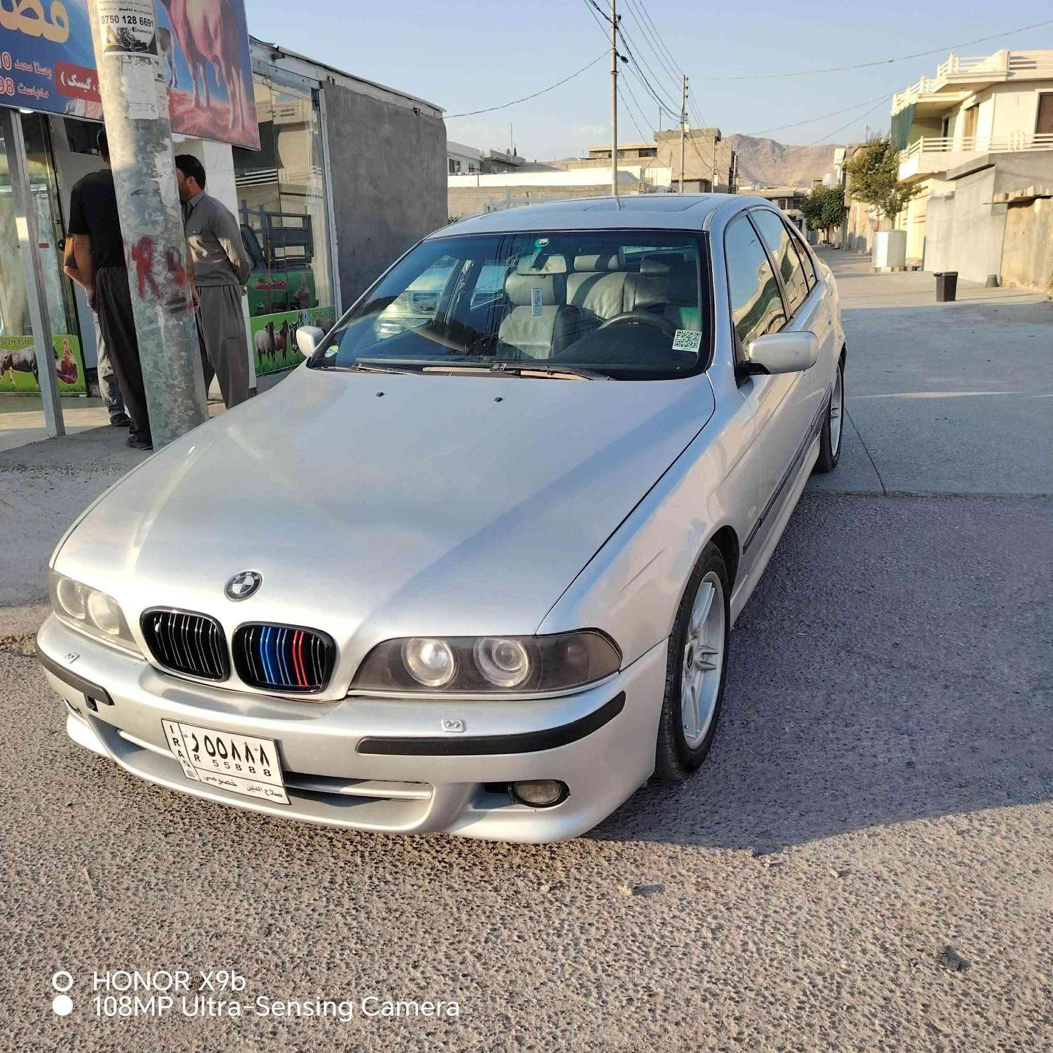 سەرەتا بەناوی خوا 
‏(Bmw) (٥٢٨i) 
مۆدێل ١٩٩٩ 
سەیارەکە ساغە براوە نیە 
دەبڵ دیجیتاڵە 
سڵایت 
چوار جام ئەوتۆ 
سوکان ڤۆلیۆم 
شاشە ئایپاد  
تەبرید مەرکەزی 
فۆرمیکا 
ئاوێنە هیتەر 
سەیارەکە ساغە کۆد و بارکۆدی بۆ کراوە بێ مشکیلە بە ناوی خۆمە .بۆیاغی نیە دەعمی نیە چاڵ و شوختی نیە .فول فولە .گێر و مەکینەی بەشەرت بێ عەیب .ماڵی دۆستە ..سعری ٤٦ گەڵاو مەجالێکی برایانە مشتەری وەرە سەیری کە  لە خزمەت دام 
شوێن رانیە 
*********** Singapore
