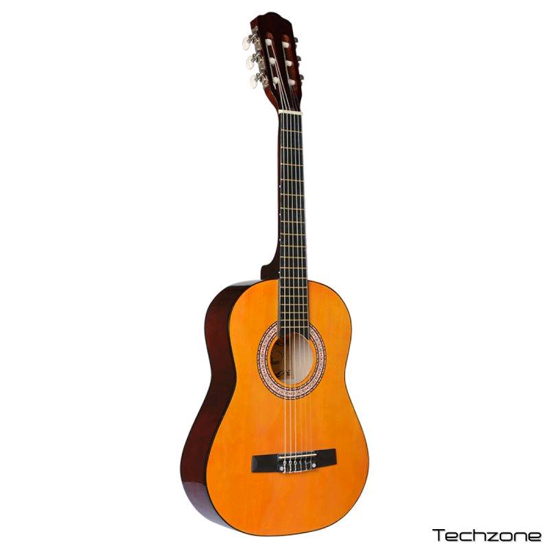 هذا غيتار كلاسيكي (Classical Guitar)، ويُعرف أيضاً بالغيتار الإسباني.
يتميز هذا النوع من الغيتارات بعدة خصائص واضحة في الصورة:
• الأوتار: يستخدم أوتاراً مصنوعة من النايلون (Nylon Strings) والتي تعطي صوتاً دافئاً وناعماً، وتكون أخف على الأصابع مقارنة بالأوتار المعدنية.
• رأس الغيتار (Headstock): يحتوي على فتحات طولية تُثبت بداخلها مفاتيح الدوزان، وهو التصميم التقليدي للغيتار الكلاسيكي.
• الرقبة (Neck): تكون عادةً أعرض ومسطحة أكثر مقارنة بالغيتار الأكوستيك (الصوتي) ذو الأوتار المعدنية.