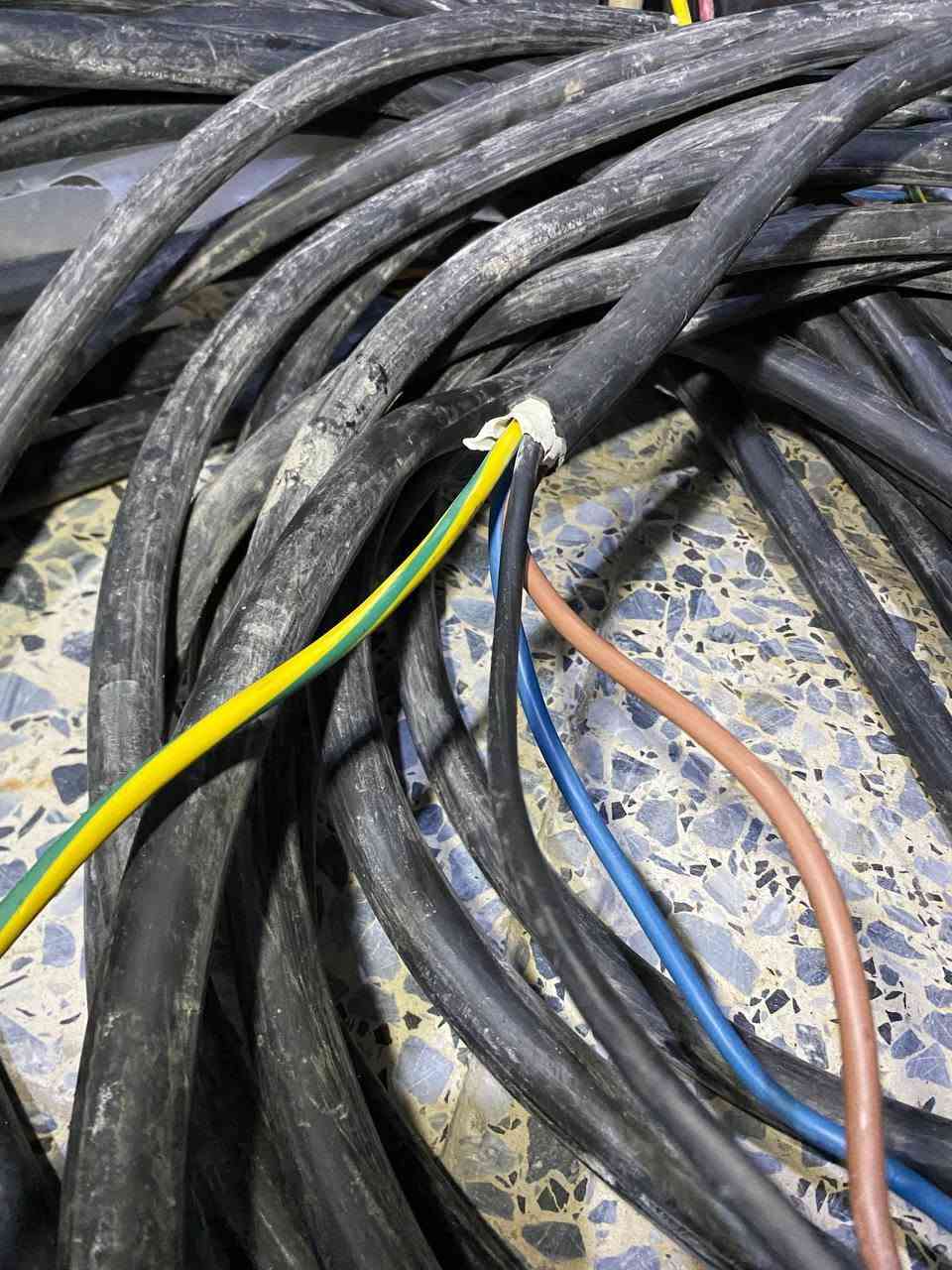كيبل 4x16 طوله 20 متر سعر المتر 15 الف أردني المتحدة العنوان كربلاء لايوجد توصيل
للأستفسار ***********
