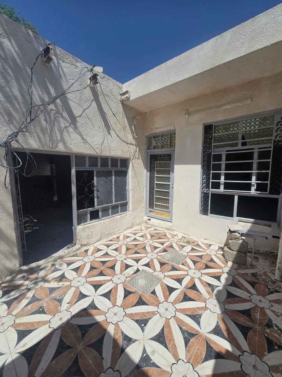 بيت لبيع بشارع المطار القديم المساحه ١٢٠متر يحتوي على غرفه وصاله ومطبخ وستقبال وطارمه وصحيات السعر ٢٠وبي مجال البيت خلف عيادة الكوثر للستفسار *********** مكتب بركات ام البنين قرب مثلجات سنبله
