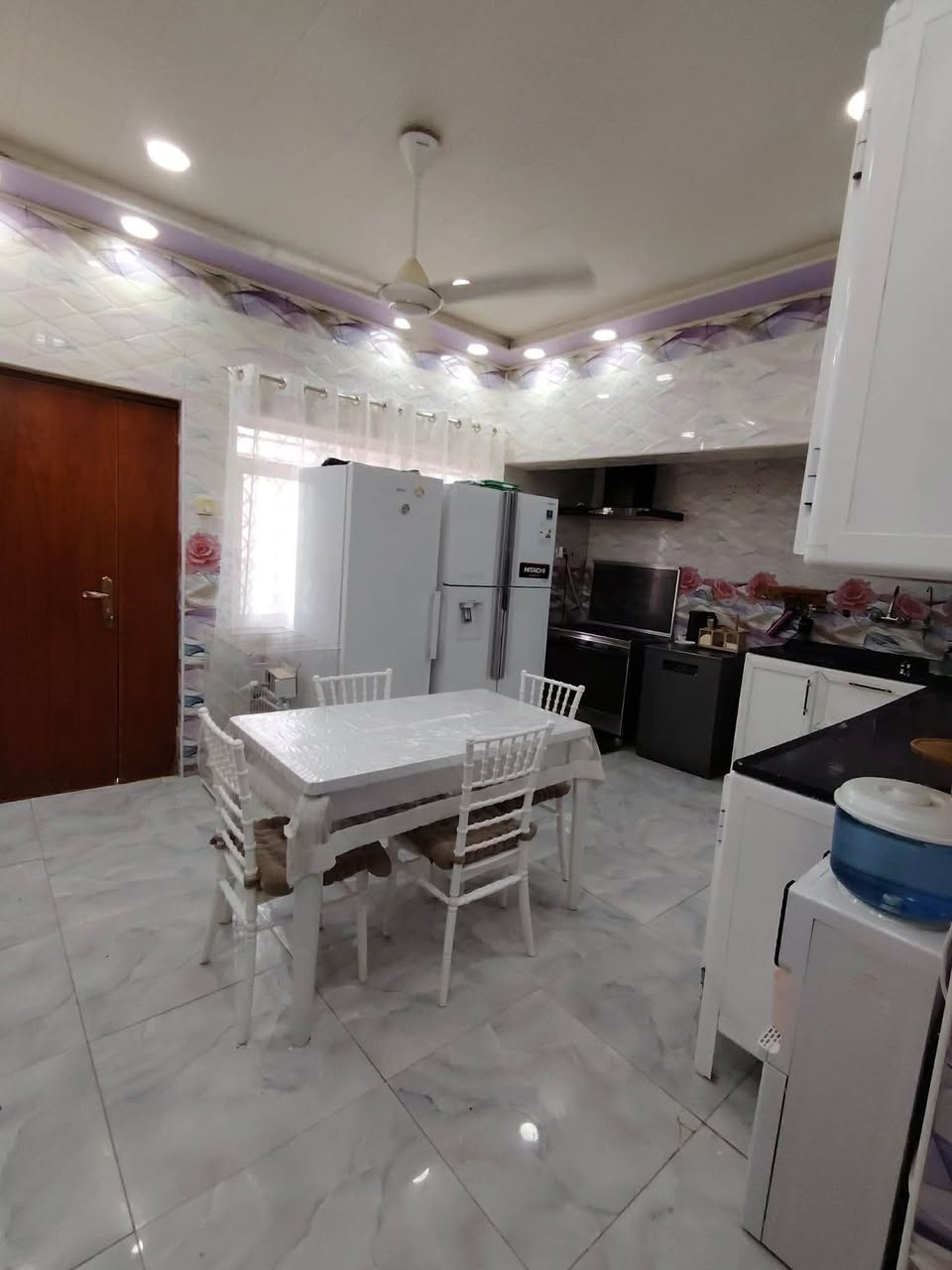🏠 بيت للبيع في #حي_الشهداء
📍 الموقع: حي الشهداء، بالقرب من مدرسة أبي الفضل ومدرسة الشهيد حميد على شارع 20متر مساحة 200 متر
✨ البيت #متعوب عليه جدًا ونظيف وجاهز للسكن.

مكونات البيت:
• غرفتان
• صالة
• مطبخ
• براني
• حمامات داخلية وخارجية
• حديقة
• طارمة كبيرة، وحاليًا مستخدمة كراج
📞 للاستفسار والتفاصيل: ***********
